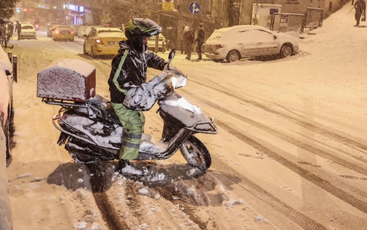 Sakarya'da motokuryelere yasak! Kar nedeniyle trafiğe çıkamayacaklar
