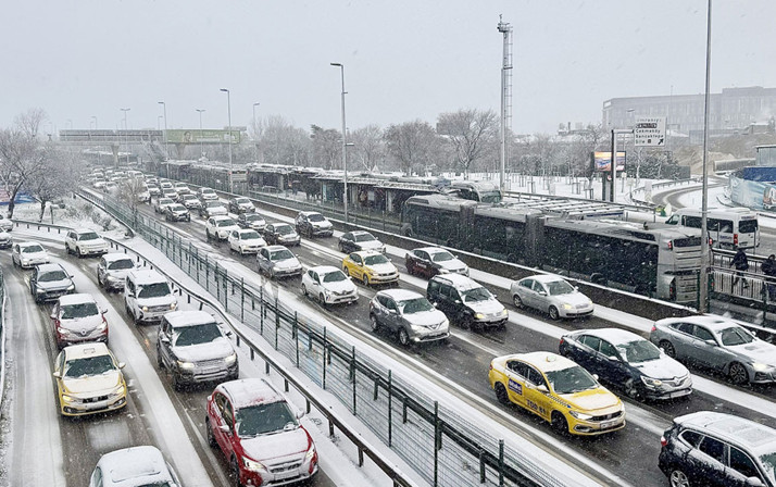 İstanbul'da kar yağdı trafik felç oldu! Araçlar yolda kaldı