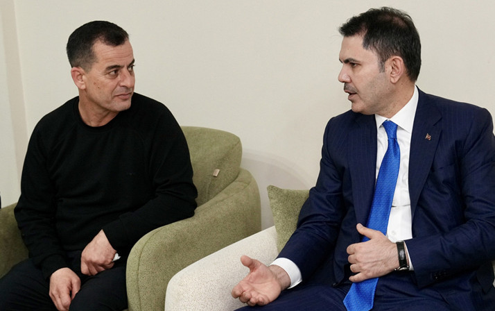 Bakan Kurum, Gaziantep'te depremzede ailenin yeni evine misafir oldu