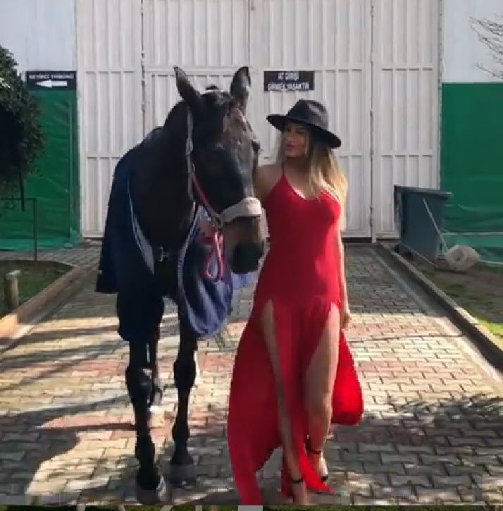 Podyumda poposunu açan ve olay olan Hatice'den samimi itiraf: Kocam öldükten sonra... - Resim: 1