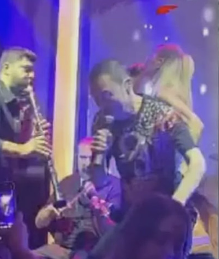 İzleyenler panik oldu! MS hastası Serdar Ortaç sahnede öyle bir düştü ki... - Resim: 3