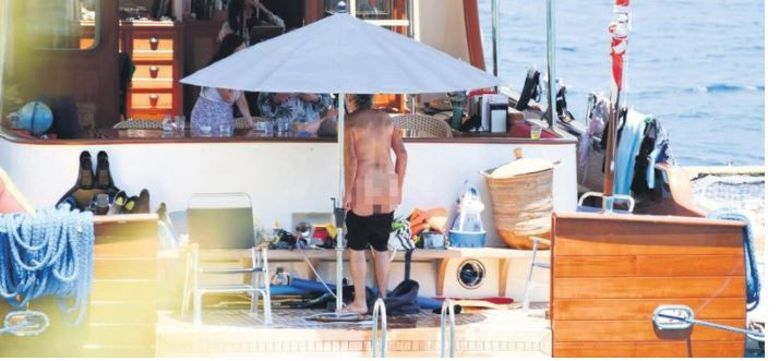 Sinan Çetin'in çıplak görüntüleri olay yarattı! Teknede üstünü değiştirince... - Resim: 3