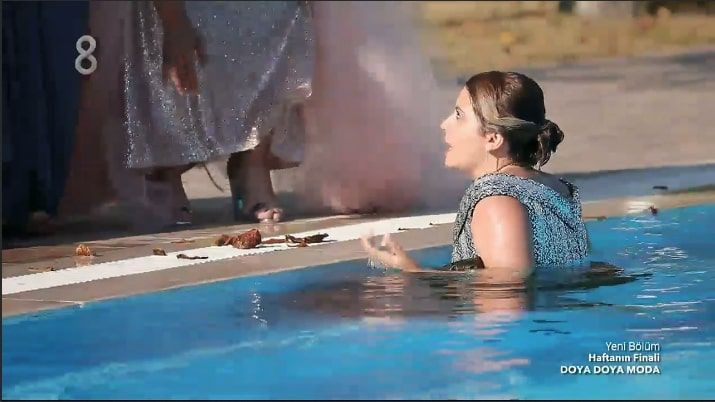 TV8 Doya Doya Moda'da Rümeysa Rabia'yı bilerek havuza attı kavga çıktı - Resim: 3