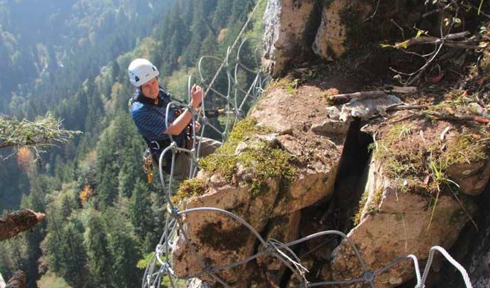 Sümela Manastırı'nı ziyaret edenlerin üzerine düşebilir! 360 tonluk kaya! - Resim: 2
