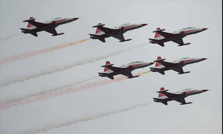 Türk akrobasiler bir ilki gerçekleştirip nefes kesti! - Resim: 4