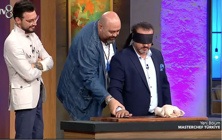 MasterChef Türkiye'de Şef Mehmet'in gözü kapalı şovu taklit çıktı - Resim: 1