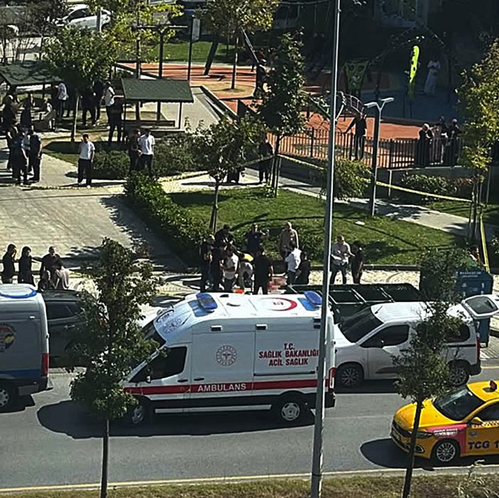 İstanbul'da sokak ortasında silahlı saldırı! Yaralılar var - Resim: 0