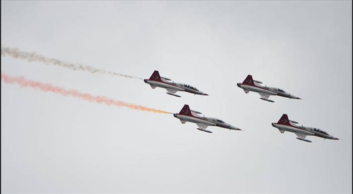 Türk akrobasiler bir ilki gerçekleştirip nefes kesti! - Resim: 3