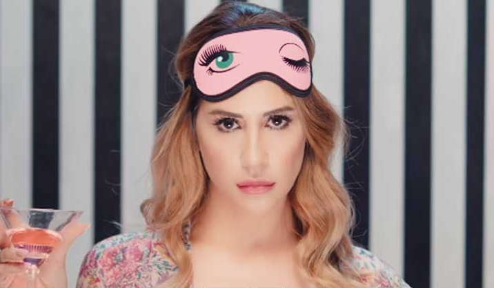 İç çamaşırlarıyla şarkı söyleyip klip çekti! Şarkıcı Aynur Aydın yine olay! - Resim: 1