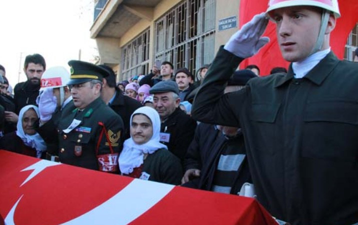 Gözyaşları ağabeyinin tabutuna damladı yürek yakan görüntü - Resim: 3