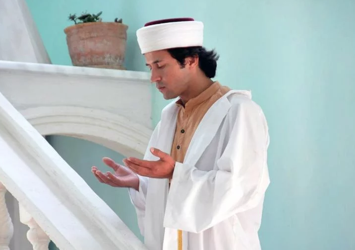 İhraç edilen ve seçimlerde yıkılan 'Rockçı İmam' mahkemeden de darbeyi yedi - Resim: 1