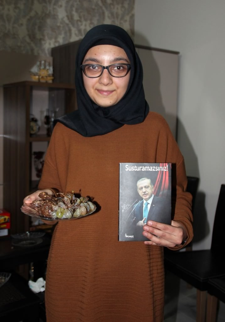 Erdoğan pankart açan genç kızın evini ziyaret etti! - Resim: 4