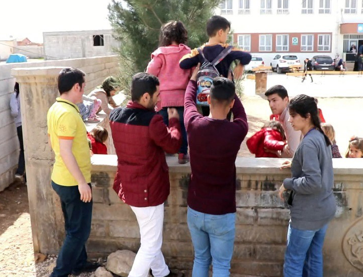 Okul etkinliğinde dehşet! Öğrenciler silahların ortasında kaldı - Resim: 4