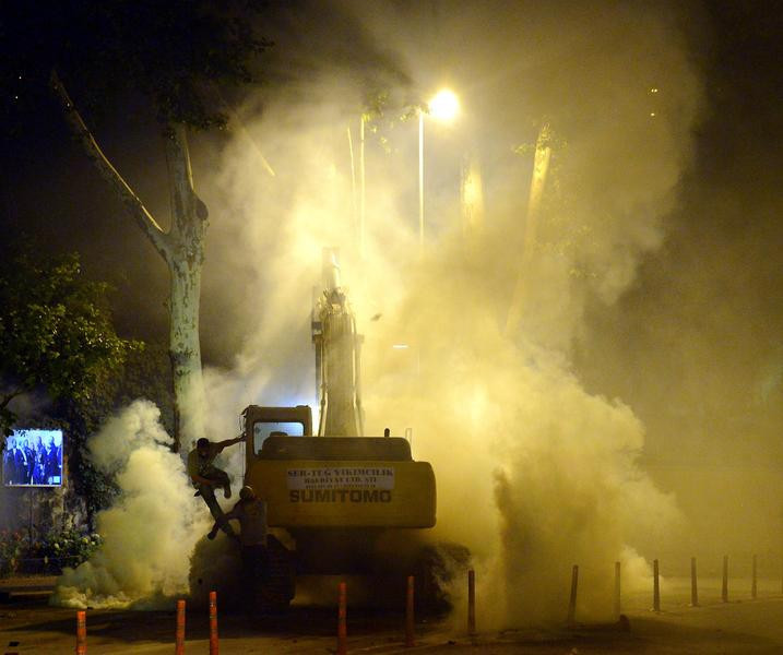 İş makinasını böyle ele geçirdiler - Resim: 3