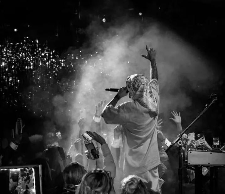 Justin Bieber baş örtüsüyle sahnede dans etti! Videosu viral oldu - Resim: 4