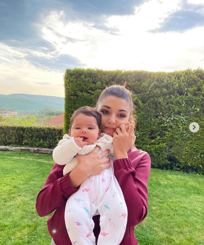 Hande Erçel ve yeğeninin pozları beğeni rekoru kırıyor teyzesinin kopyası! - Resim: 4