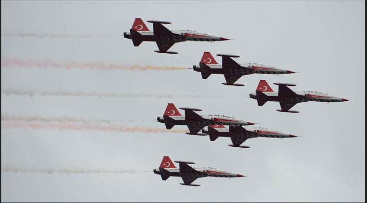 Türk akrobasiler bir ilki gerçekleştirip nefes kesti! - Resim: 1