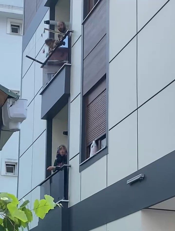  Ümraniye'de genç kadın 'beni dövüyor' diye kapıyı kilitledi! Dayakçı koca, 'eşim mahsur kaldı' diye itfaiye çağırdı - Resim: 1