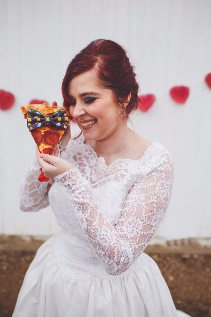 Pizzayla evlendi düğün yaptı pizzaya papyon taktı! - Resim: 1