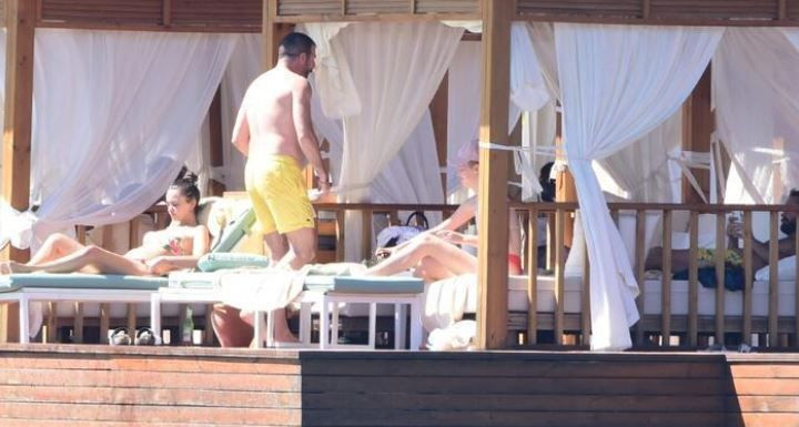 Hande Soral üstsüz güneşlendi! Kraliçeler gibi tatil yaptı! - Resim: 1