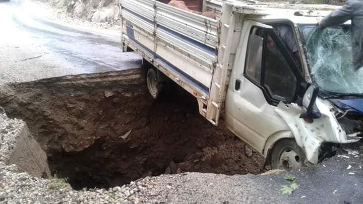Adana'da yağış nedeniyle yol aniden çöktü seyir halindeki kamyonet çukura düştü - Resim: 3
