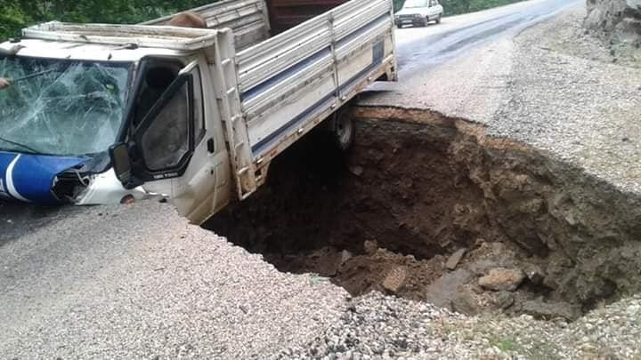 Adana'da yağış nedeniyle yol aniden çöktü seyir halindeki kamyonet çukura düştü - Resim: 4
