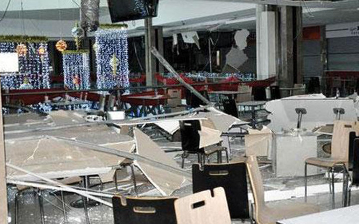 Alışveriş merkezinin asma tavanı çöktü