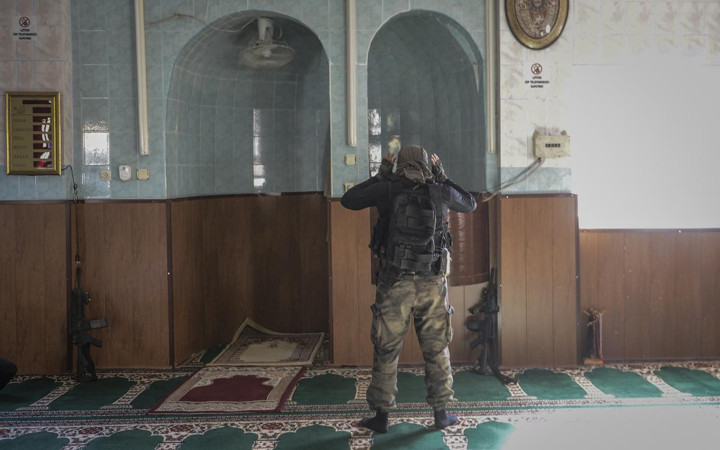 Operasyondan sonra şükür namazı kılan polis