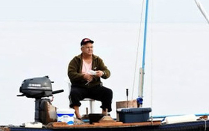 Atık malzemelerden kendine tekne yaptı