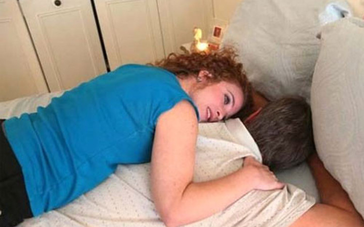 Yanına yatmak için yüzlerce erkek sıra bekliyor!