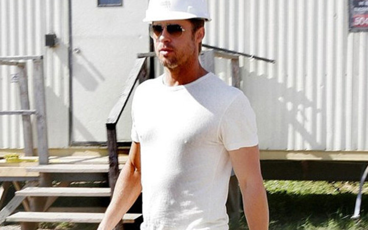 Brad Pitt'den kasırga mağduru 109 aileye ev