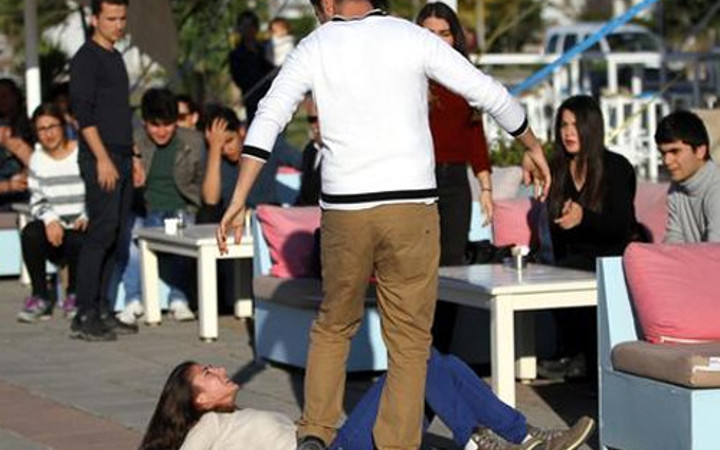 Kadın sokaklarda süründü cümle alem durdu izledi