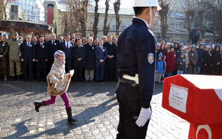  Şehit polisin kızının feryatları yürek dağladı