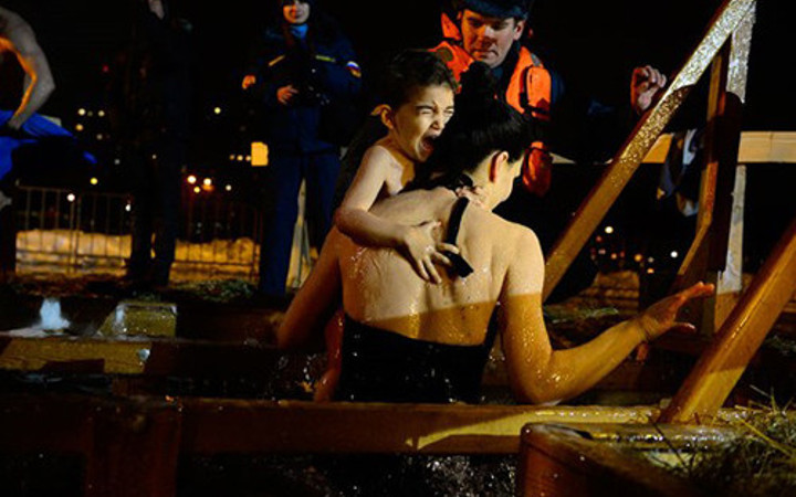 Günahlarından arınmak için buzlu suya girdiler!