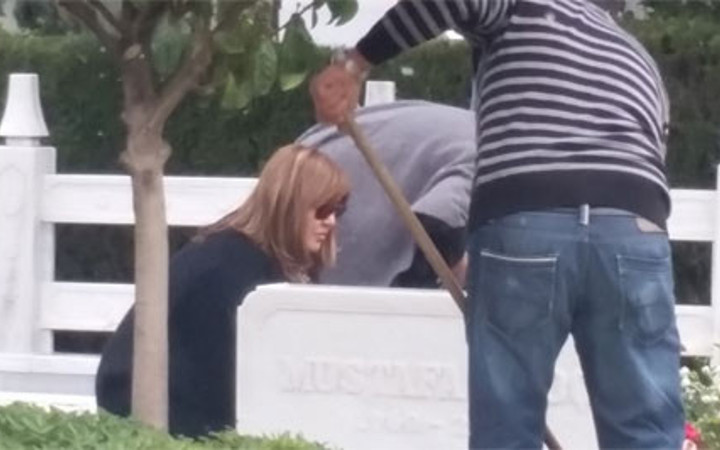 Mustafa Koç'un annesi ve halası mezarının başında...