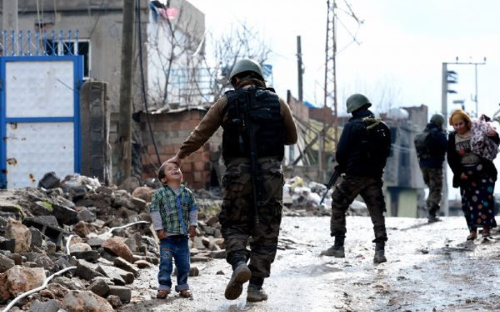 Günün karesi Silopi'den! Başı okşanan çocuğun mutluluğu