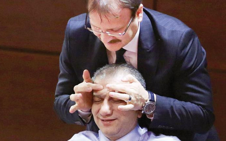 Ak Partili vekillerden Meclis'te masaj arası