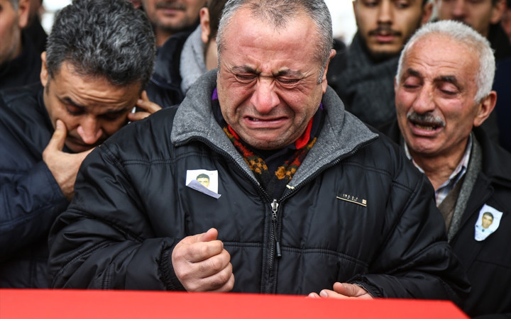 Şehit polisin cenazesinden yürek yakan kare