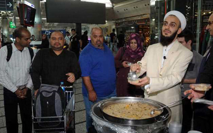 Havalimanında aşure dağıtıldı