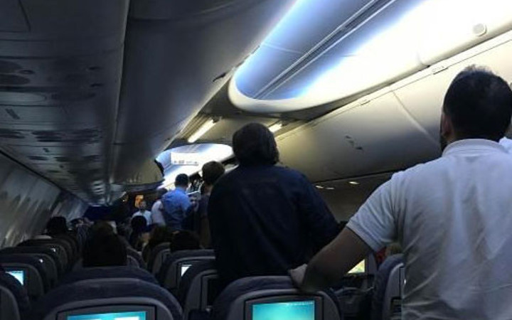 Dubai-İstanbul uçağında şok eden olay Türk yolcular yakaladı