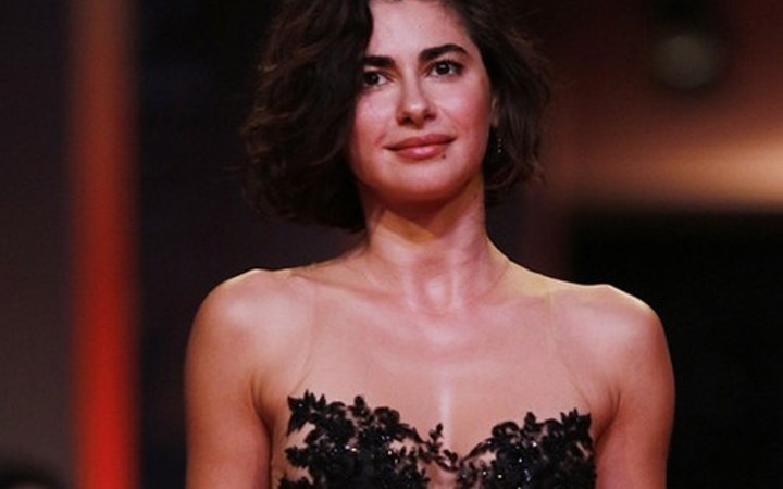 Kıyafeti ile tüm yıldızları geride bıraktı