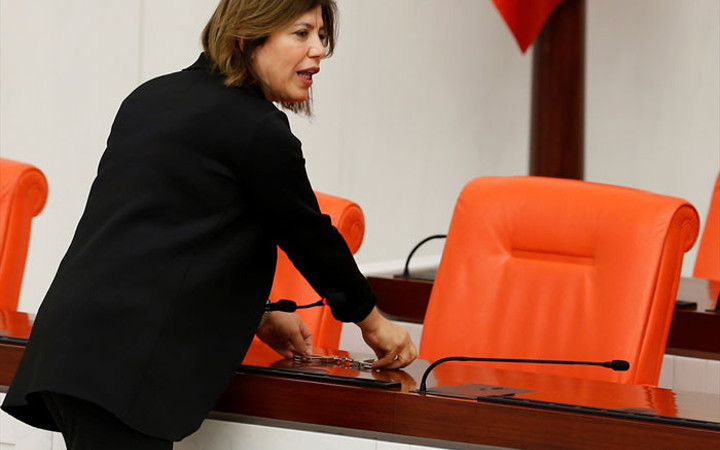 Meclis'te gerginlik! HDP'li vekil bıraktı AK Partili vekil aldı