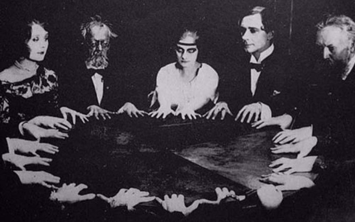 Ruh çağırma anları! Okuyanlar bile korkuyor