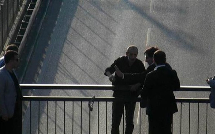 Tam köprüden atlarken... Vali son anda yetişti