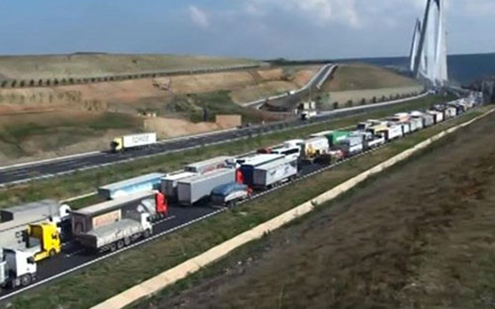 İstanbul trafiği felç 5 kilometrelik kuyruk oluştu