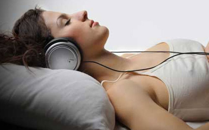 Kulaklık takıp uyuyorsanız bir daha yapmayın! Sonu kötü oldu