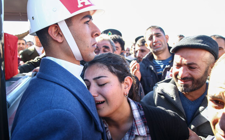 Şehidin cenazesinde yürek yakan anlar!