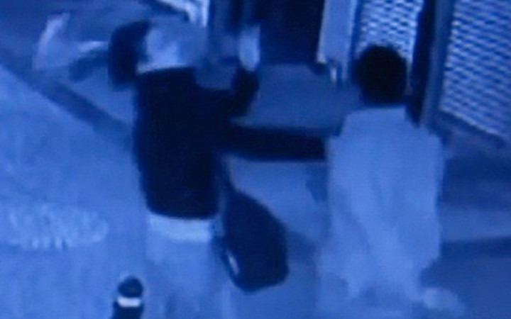 Kız arkadaşını herkesin gözü önünde...