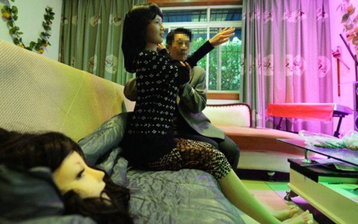 Ölen karısına tıpatıp benzeyen şişme bebek yaptırdı!