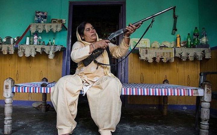 Tüfeğiyle tecavüzcülere engel oluyor kadınların umudu oldu